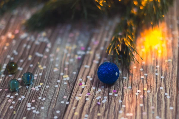 Weihnachtsschmuck auf einem hölzernen Hintergrund mit Weihnachtsbäumen. — Stockfoto