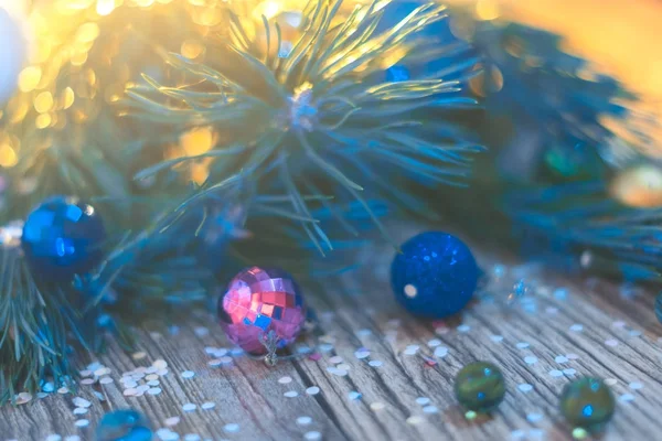 Juldekorationer på en trä bakgrund med julgranar. — Stockfoto