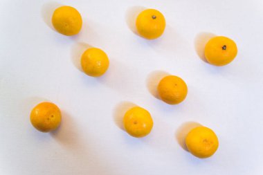 Beyaz ahşap zemin üzerinde taze mandalina.