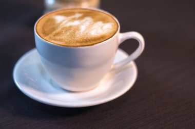 Bir fincan kahve bir kafede bir resim ile.