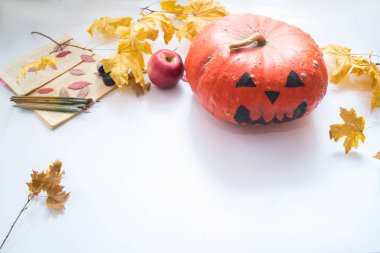 Cadılar Bayramı Balkabağı üzerinde beyaz arka plan kavramı sonbahar.