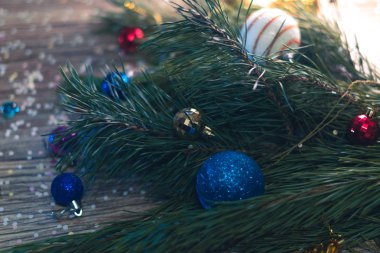 Noel süslemeleri Noel ağaçları bir ahşap zemin üzerine.