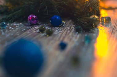 Noel süslemeleri Noel ağaçları bir ahşap zemin üzerine.