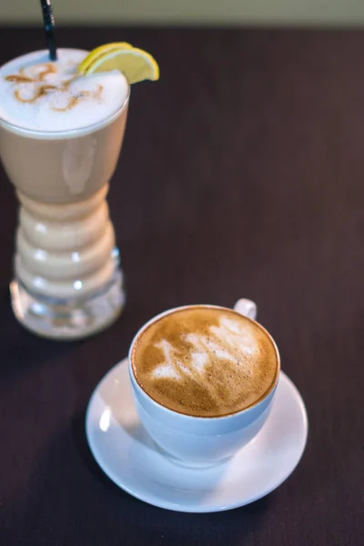 Dos tazas de café en un café con un fondo borroso . — Foto de Stock
