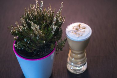 Bir cam bardak ile arka plan bulanık bir kafede kahve.