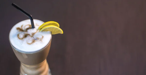 Koffie in een glazen beker in een café met een onscherpe achtergrond. — Stockfoto