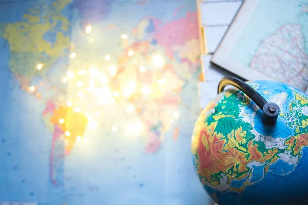 Globo en el fondo del mapa del mundo . — Foto de Stock