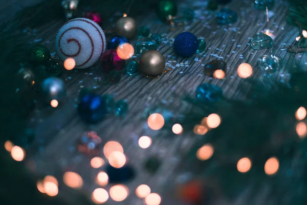 Χριστουγεννιάτικες διακοσμήσεις σε φόντο ξύλινη με κλαδιά από ένα χριστουγεννιάτικο δέντρο. — Φωτογραφία Αρχείου
