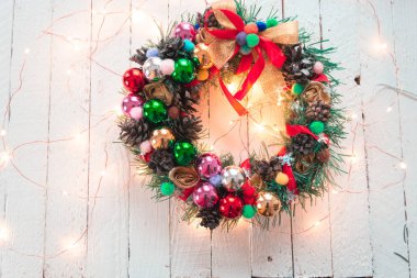 Beyaz ahşap zemin üzerinde Noel ağacı dalı Noel çelenk.