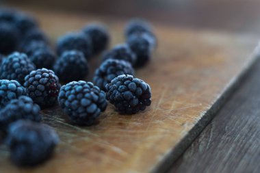 Makro bir BlackBerry ahşap arka plan üzerinde.