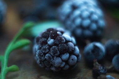 Makro bir BlackBerry ahşap arka plan üzerinde.