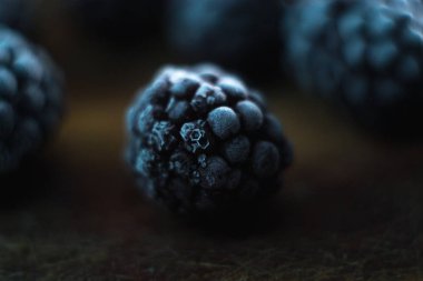 Makro bir BlackBerry ahşap arka plan üzerinde.