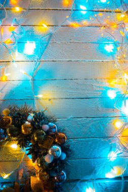 Çelenk ile beyaz ahşap zemin üzerinde Noel süsleri.