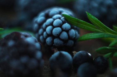 Makro bir BlackBerry ahşap arka plan üzerinde.
