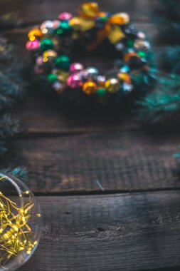 Yeni yıl natürmort. Noel ağaç dalları ve ahşap arka plan süsler