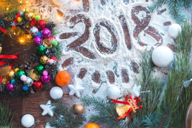 Yeni yıl natürmort. Kar bir ahşap arka plan üzerinde.