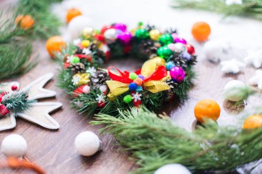 Yeni yıl natürmort ışıklı, beyaz bir arka plan süsler.