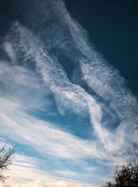 冬の夜に街の外の星空. — ストック写真