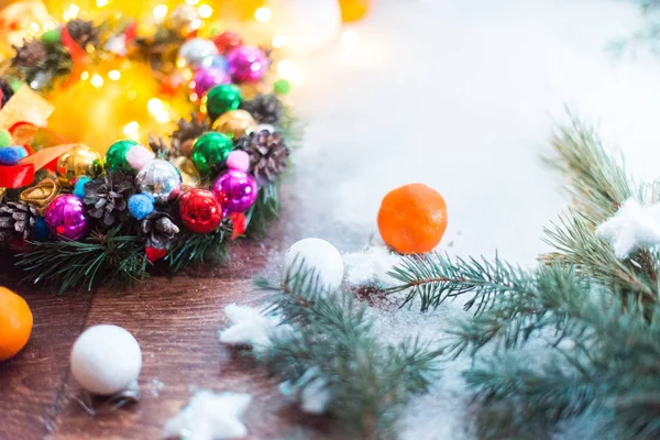 Neujahrsstillleben mit Lichtern, Ornamenten auf weißem Hintergrund. — Stockfoto