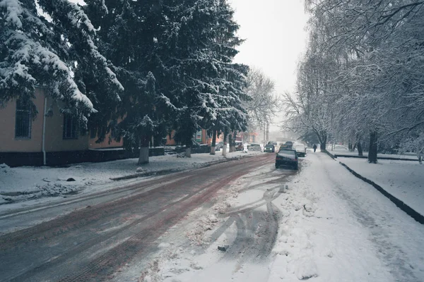Wintertag im Schneefall in der Stadt. — Stockfoto