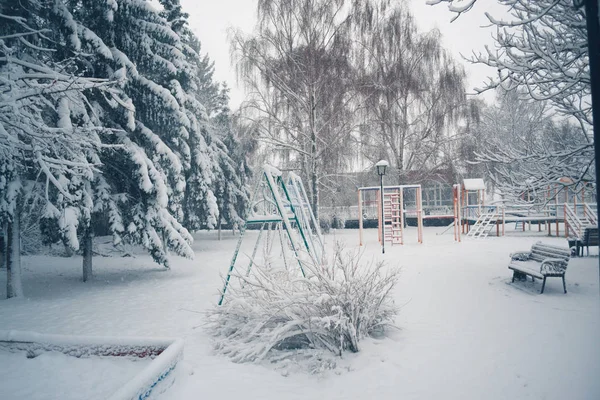 Journée d'hiver enneigée sur une aire de jeux dans la neige . — Photo