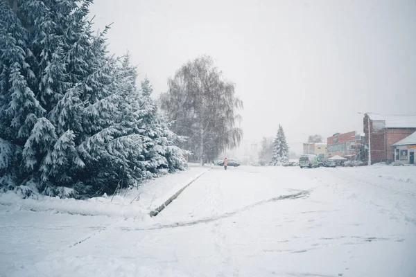 Wintertag im Schneefall in der Stadt. — Stockfoto