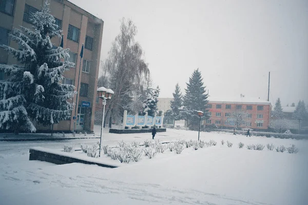 镇上降雪中的冬日. — 图库照片