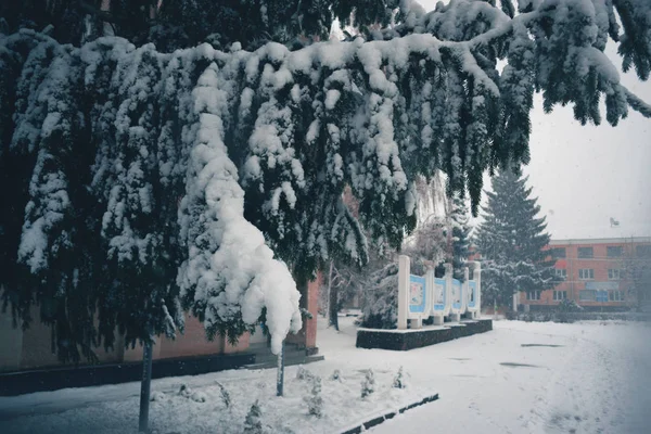 镇上降雪中的冬日. — 图库照片
