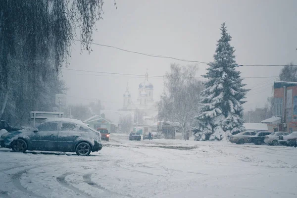 Wintertag im Schneefall in der Stadt. — Stockfoto