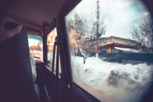 Voyage en voiture par une soirée ensoleillée d'hiver . — Photo