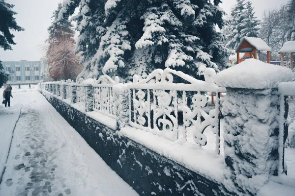 Wintertag im Schneefall in der Stadt. — Stockfoto