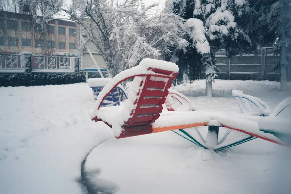 Verschneiter Wintertag auf einem Spielplatz im Schnee. — Stockfoto