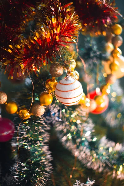 Julgransdekorationer med en suddig bakgrund på en julgran. — Stockfoto