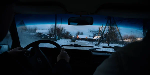 Вид з вікна автомобіля в зимовий сніжний вечір. Концепт подорожі . — стокове фото