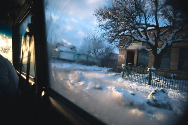 Voyage en voiture par une soirée ensoleillée d'hiver . — Photo