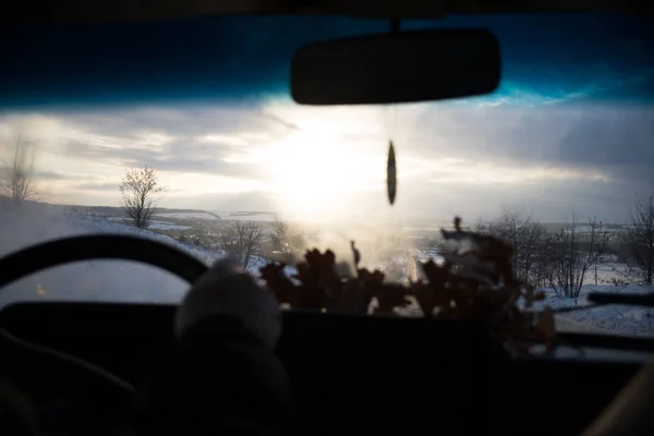 Vue de la fenêtre de la voiture en hiver soirée enneigée. Concept voyage . — Photo