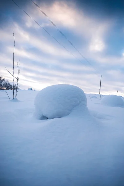 夜の都市郊外の田園地帯の雪景色. — ストック写真