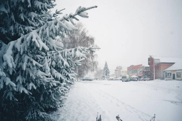 Día de invierno en una nevada en la ciudad . — Foto de Stock