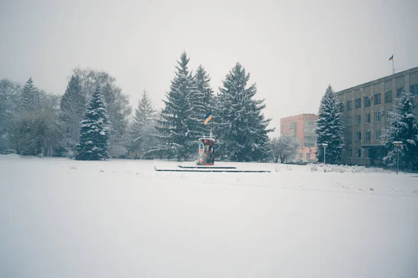 Journée d'hiver dans une chute de neige dans la ville . — Photo
