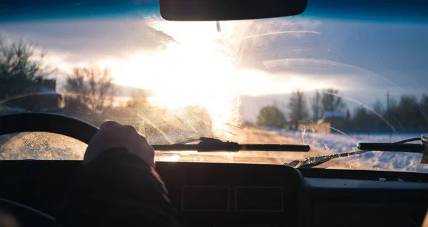 눈 덮인 겨울 저녁에 차 창에서 보기. 개념 여행. — 스톡 사진