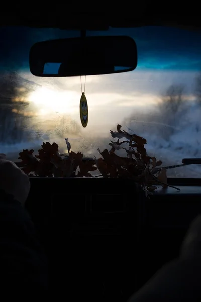 Vue de la fenêtre de la voiture en hiver soirée enneigée. Concept voyage . — Photo