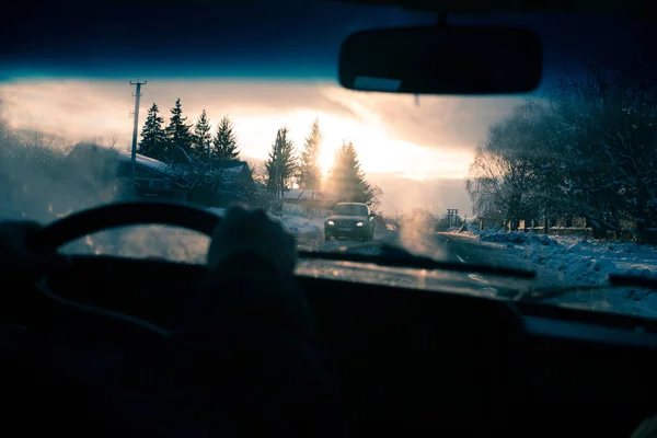 Vista dal finestrino dell'auto in inverno sera innevata. Concetto viaggio . — Foto Stock