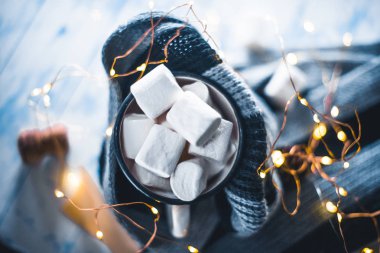 Bir fincan beyaz bir arka planda bir eşarp ile hatmi.