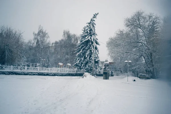 Wintertag im Schneefall in der Stadt. — Stockfoto