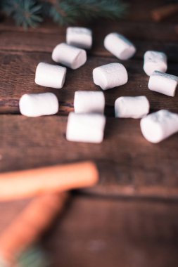 Hatmi tarçın ahşap bir zemin üzerine ön planda sopa.