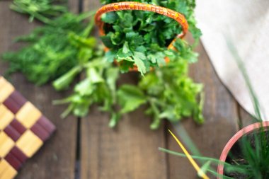 Ahşap arka plan üzerinde bir sepet içinde maydanoz.