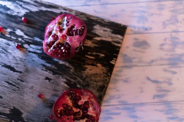 Granat karanlık bir arka planda beyaz ahşap kurullarında.