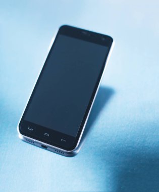 Bir parlak mavi arka plan bulanık Smartphone.