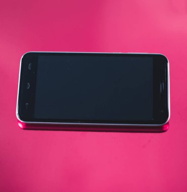 Bulanık bir parlak pembe Smartphone.