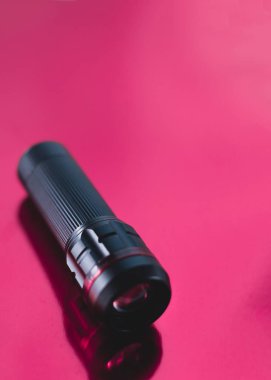 Kırmızı parlak bulanık arka plan üzerinde fener